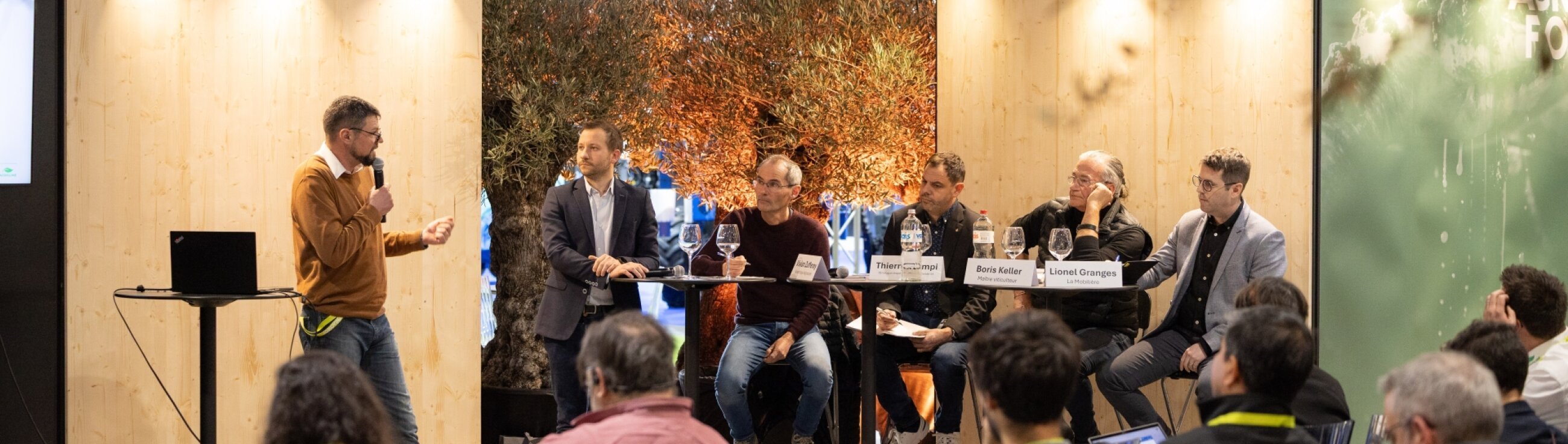 Représentant d'Agroline qui présente son produit Osmipro en finale du Prix de l'Innovation Agrovina devant le jury et le public présent.